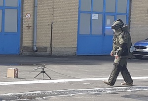 Uczestnik ćwiczeń podchodzi do podejrzanego ładunku.
