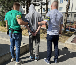 Policjanci z retkińskiego komisariatu prowadzą zatrzymanego.
