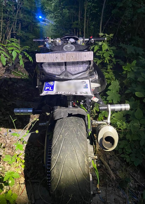 Motocykl zatrzymanego, na tablicy rejestracyjnej umieszczone naklejki zakrywające cześć znaków.