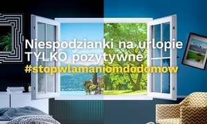 w tle otwarte okno podzielone na dwie części, za oknem po prawej stronie drzewo liściaste, po lewej stronie dom na wzgórzu nad brzegiem morza, na pierwszym planie napis: niespodzianki na urlopie tylko pozytywne, #stopwlamaniomdodomow