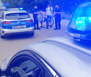 Łódzcy policjanci podczas kontroli rowerzysty.