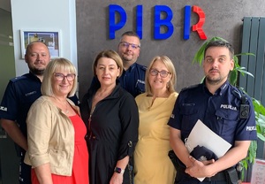 Policjanci w towarzystwie przedstawicieli Polskiej Izby Biegłych Rewidentów w Łodzi.