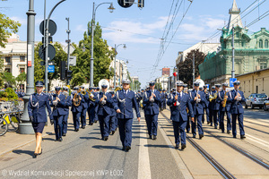 Przemarsz policjantów ulicą Piotrkowską w Łodzi.