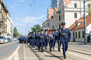 Przemarsz policjantów ulicą Piotrkowską w Łodzi.