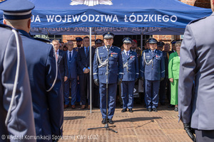 Nadinspektor Dariusz Augustyniak przemawia do zebranych na uroczystości policjantów.