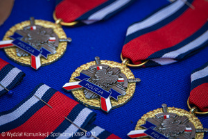 Medal z napisem policja.