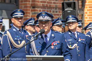 Nadinspektor Dariusz Augustyniak podczas przemowy. W tle łódzcy policjanci.