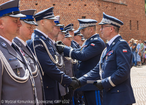 Komendant Wojewódzki Policji w Łodzi wraz z I Zastępcą Komendanta Głównego Policji przypinają odznaczenia policjantom.