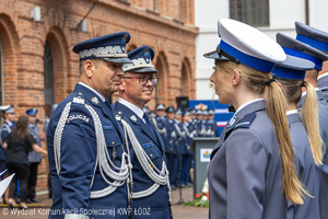 Komendant Wojewódzki Policji w Łodzi wraz z I Zastępcą Komendanta Głównego Policji wręczają akty mianowania na wyższe stopnie policyjne.