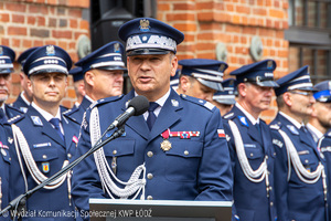 I Zastępca Komendanta Głównego Policji podczas przemówienia. W tle łódzcy policjanci.