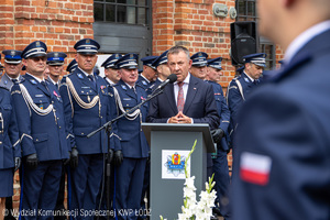 Wojewoda łódzki podczas przemówienia.