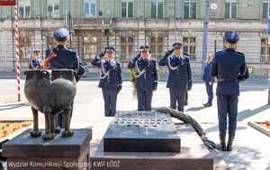 Komendant Wojewódzki i Miejski Policji w Łodzi składają kwiaty przed grobem Nieznanego Żołnierza przy Bazylice Archikatedralnej świętego Stanisława Kostki w Łodzi.