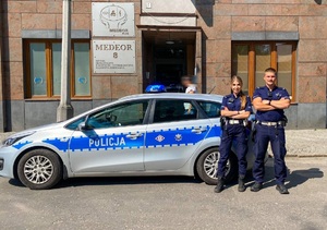Policjanci z łódzkiej drogówki przed szpitalem Medeor w Łodzi do którego eskortowali rodzącą kobietę.