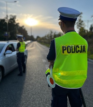 Funkcjonariusze Wydziału Ruchu Drogowego podczas kontroli drogowej.