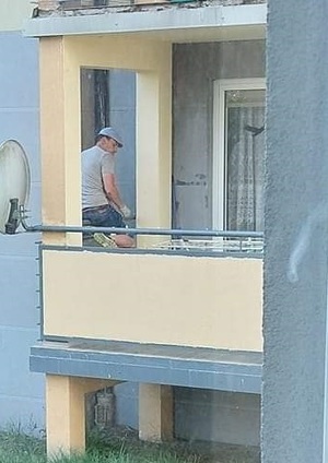 mężczyzna szczupłej budowy ciała, w chwili zdarzenia ubrany w jasnoniebieską koszulkę z krótkim rękawem, krótkie jeansowe spodenki, buty sportowe, na głowie jasnoniebieska czapka typu kaszkiet, na rękach rękawiczki