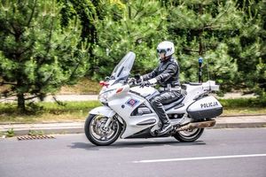 Policjant na motocyklu.
