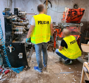 Policjanci prowadza oględziny zabezpieczonych maszyn.