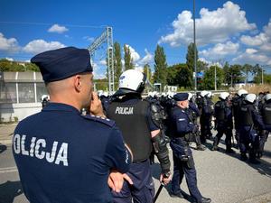 Zastępca Komendanta Miejskiego Policji w Łodzi nadkomisarz Jakub Kowalczyk obserwuje przebieg zabezpieczenia.