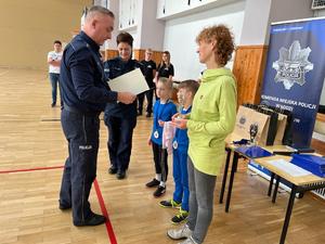 Pierwszy Zastępca Komendanta Miejskiego Policji w Łodzi nadkomisarz Wojciech Malarczyk wręcza dyplomy za zajęcie drugiego miejsca w łódzkich eliminacji do XVI edycji Policyjnej Akademii Bezpieczeństwa.