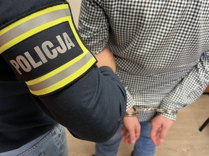 Zatrzymany prowadzony przez łódzkiego policjanta.