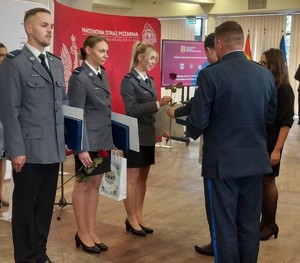 Wyróżnieni policjanci odbierają gratulacje od Zastępcy Komendanta Wojewódzkiego Policji w Łodzi.