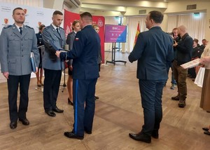 Wyróżnieni policjanci odbierają gratulacje od Zastępcy Komendanta Wojewódzkiego Policji w Łodzi.