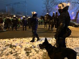 Policjanci zabezpieczają przejście kibiców Radomiaka z dworca Łódź Niciarniana na stadion.