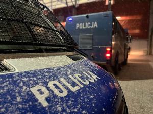 Radiowozy policyjne przed stadionem Widzewa Łódź.