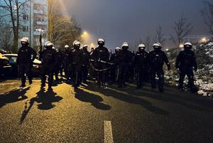 Funkcjonariusze z Oddziału Prewencji Policji w Łodzi idą przed stadion Widzewa Łódź.