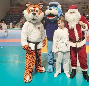 Kot Prewencjusz, maskotka Łódzkiego klubu Karate Shotokan oraz Mikołaj z jednym z uczestników turnieju.
