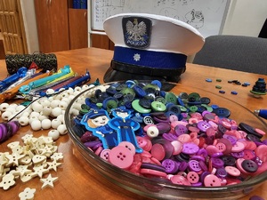 Upominki przygotowane przez dzieci i policjantów.