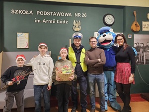 Pedagodzy , policjant i dzieci na pamiątkowym zdjęciu.