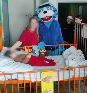 Kot Prewencjusz odwiedza dzieci w salach.