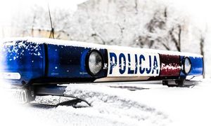 Belka sygnalizacyjna na dachu policyjnego radiowozu.