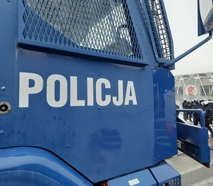Armatka wodna z napisem Policja.