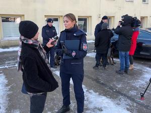 Oficer prasowy łódzkiej komendy udziela wywiadu do radia.