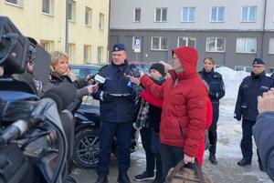 Komendant Miejski Policji w Łodzi przemawia do zebranych dziennikarzy.