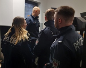 Policjant pokazuje pomieszczenie, w którym zabezpiecza się ślady daktyloskopijne.