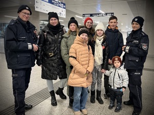 Policjanci z mieszkańcami Łodzi na wspólnym zdjęciu.