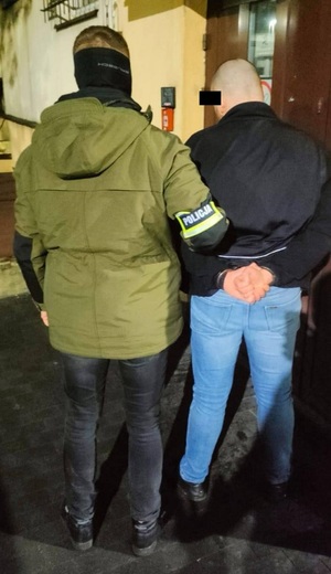 Sprawca kradzieży szczególnie zuchwałej prowadzony przez policjanta.