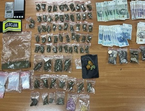 Zabezpieczone narkotyki przez policjantów podczas przeszukania zatrzymanego leżą poukładane na biurku.