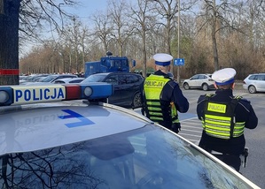 Policjanci Ruchu Drogowego łódzkiej komendy w trakcie zabezpieczenia przemarszu kibiców.