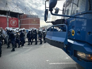 Policjanci przed stadionem.