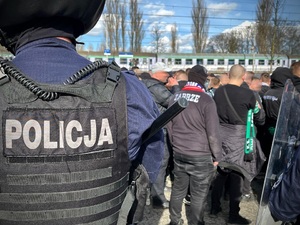 Policjanci zabezpieczają przejście kibiców Górnika Zabrze.