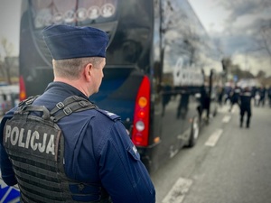 Dowódca Oddziału Prewencji Policji w Łodzi nadzoruje kibiców Górnika Zabrze wysiadających z autokaru.