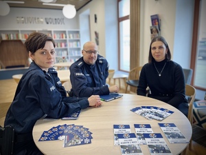 Funkcjonariusze Wydziału Prewencji łódzkiej komendy z pracownikiem Biblioteki Wolność.