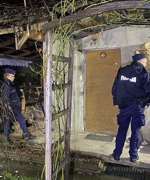 Policjanci w porze wieczorowo-nocnej kontrolują ogródki działkowe z uwagą na osoby bezdomne.