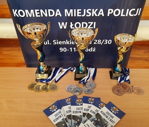 Pamiątkowe puchary i medale dla zwycięzców.