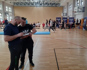Sędziowie sprawdzają czas pokonania toru przez uczestników.