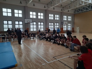 Uczestnicy konkursu omawiają test wiedzy.